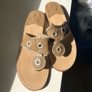 JACK’S FLAT SANDAL in TAN/GOLD